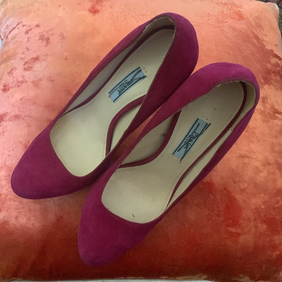 Prada heels. Gently worn. In fantastic shape! Made in Italy. 37.5 - Picture 3 of 6